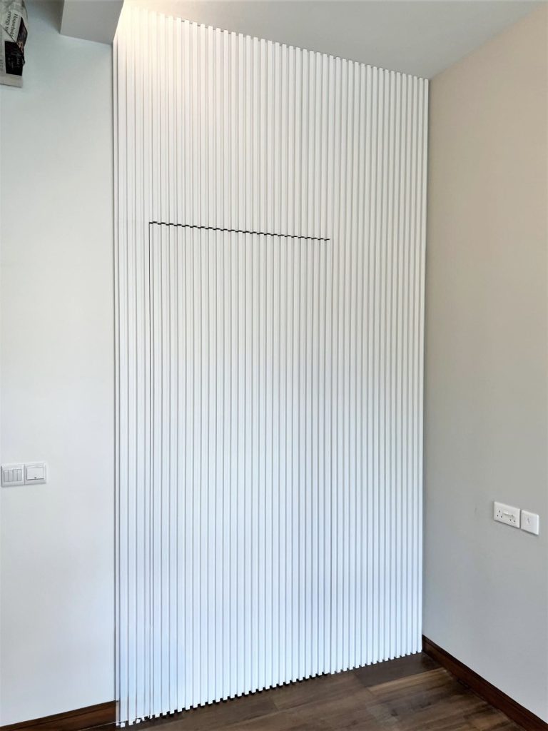 Direct carpentry wall using white fluted panel